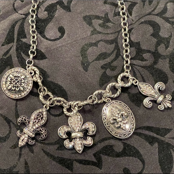 NWT! BeAuTiFuL Bold Silver Fleur de Lis Necklace! ⚜️❤️🤩 - Picture 7 of 7